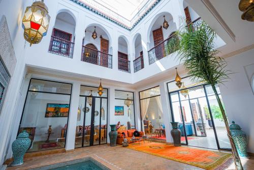Riad la clé d'or & spa في مراكش: غرفة كبيرة بأبواب زجاجية وسقف