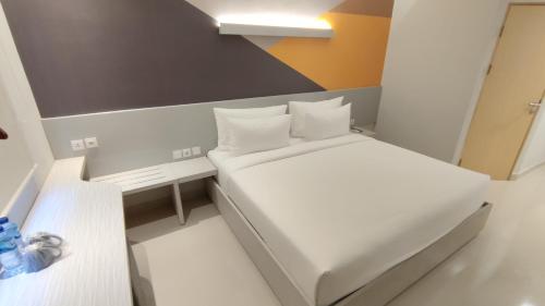 Tempat tidur dalam kamar di Agogo Downtown Hotel Surabaya