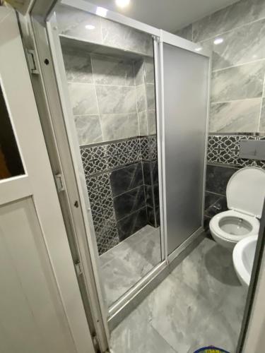 uma casa de banho com um WC e uma cabina de duche em vidro. em DIMBIL APART em Istambul