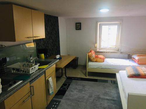 a small room with a kitchen and a bed at Monteurwohnung, 2 Zimmer, Küche,Bad in Staufenberg