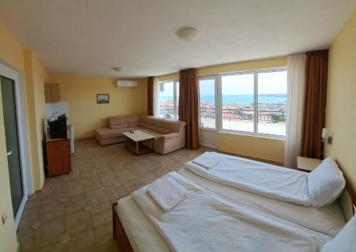 ein Hotelzimmer mit einem Bett und einem Sofa in der Unterkunft Guest House Polikseni in Sozopol
