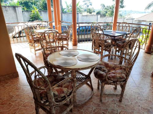 מסעדה או מקום אחר לאכול בו ב-Airport Side Hotel Entebbe