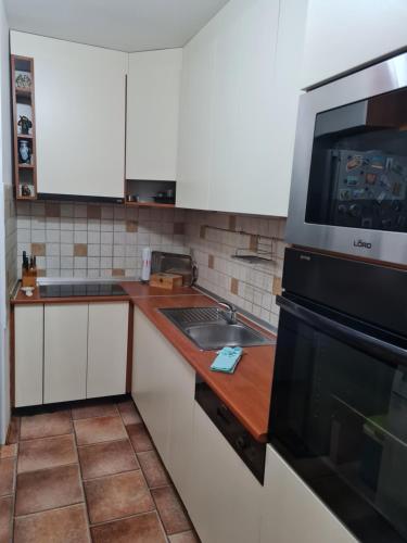 Kitchen o kitchenette sa Sara
