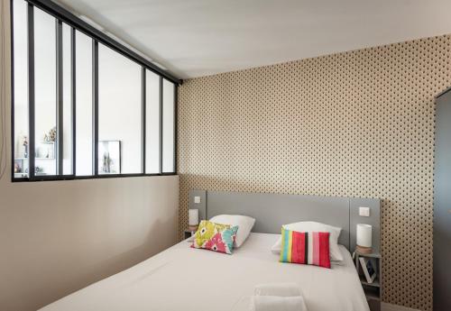 une chambre avec un lit et une grande fenêtre dans l'établissement Romantique Arcachon☆Parking☆plage, à Arcachon