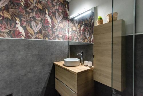 une salle de bain avec un lavabo et une douche dans l'établissement Romantique Arcachon☆Parking☆plage, à Arcachon