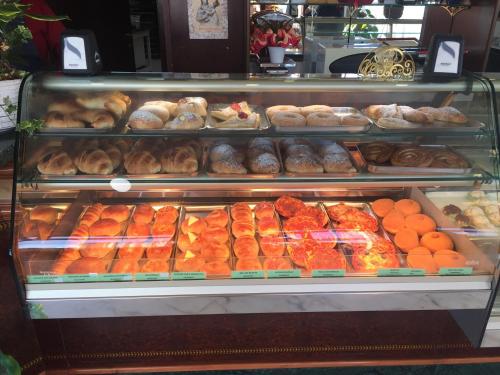 a bakery display case filled with lots of different types of pastries at Le case di Anna e Carla in Rilievo