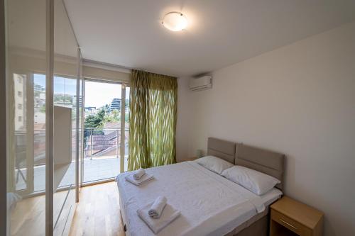 Ένα ή περισσότερα κρεβάτια σε δωμάτιο στο Apartment Tulip 2 Budva