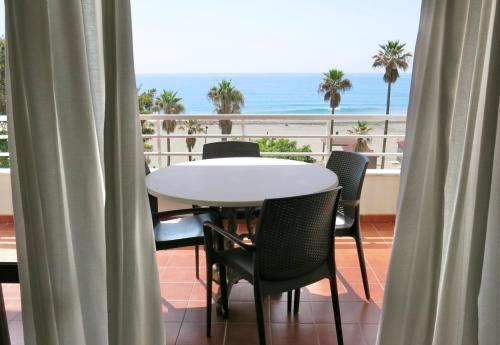 Gorgeous Sea Views and Great Location!