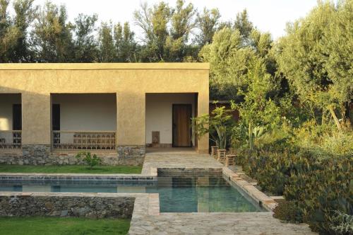 a house with a swimming pool in the yard at Dar al Hossoun in Taroudant
