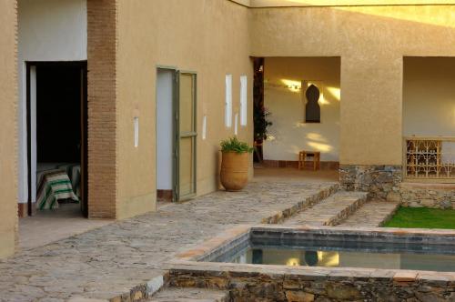 a house with a swimming pool in the courtyard at Dar al Hossoun in Taroudant