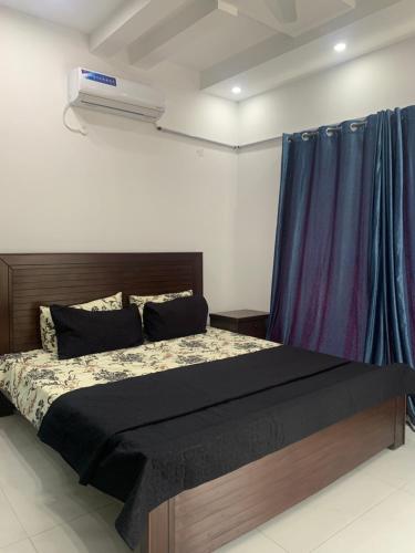 Ένα ή περισσότερα κρεβάτια σε δωμάτιο στο Independent Villa in DHA Phase 6 Lahore Three 3 Bedroom Full House