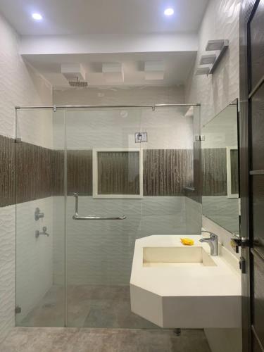 Ένα μπάνιο στο Independent Villa in DHA Phase 6 Lahore Three 3 Bedroom Full House