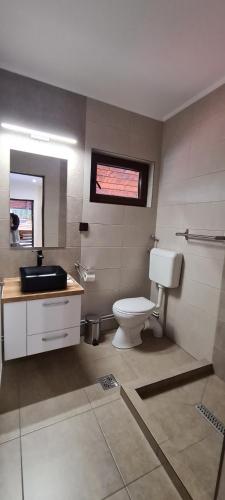 ソバタにあるCasa Edyのバスルーム(トイレ、洗面台付)、窓が備わります。