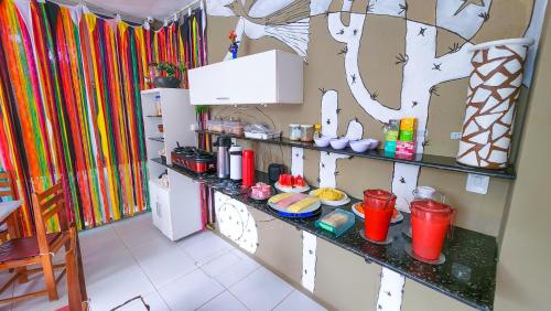 een keuken met een aanrecht met eten erop bij Pousada Encantos da Natureza in Praia do Frances