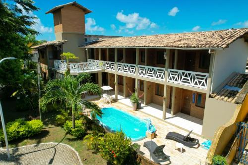 an aerial view of a house with a swimming pool at Pousada Encantos da Natureza in Praia do Frances