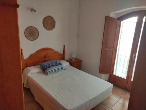 - une chambre avec un lit, une fenêtre et une porte dans l'établissement APARTAMENT CAN MINGU 2on pis, à Besalú