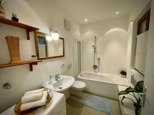 Kylpyhuone majoituspaikassa Lauben Suite Old Town Bolzano