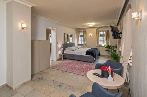 ein Wohnzimmer mit einem Sofa und einem Tisch in der Unterkunft Cosel Palais Appartement in Dresden