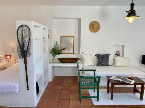 カマライにあるAlkyonis Villasのリビングルーム(ベッド1台、椅子、テーブル付)