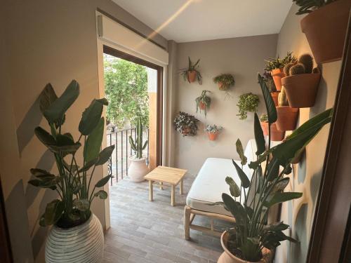 una stanza con piante in vaso e una porta che conduce a un patio di Balcon de Europa Suite a Nerja