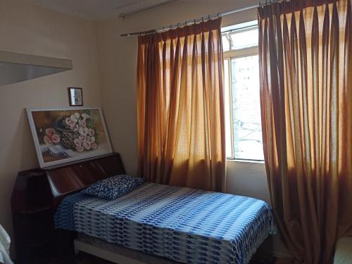 - une chambre avec un lit en face d'une fenêtre dans l'établissement Quarto no Centro de Juiz de Fora, à Juiz de Fora