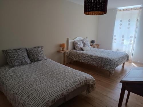 a bedroom with a bed and a bed and a couch at Du Vent Dans Les Arbres -120m2 Belle vue sur le lac in Chindrieux