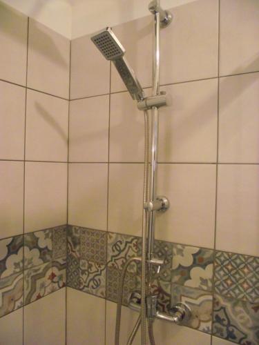 una ducha en un baño con puerta de cristal en Pétale de RoZ au pied du Mont Saint Michel, en Roz-sur-Couesnon