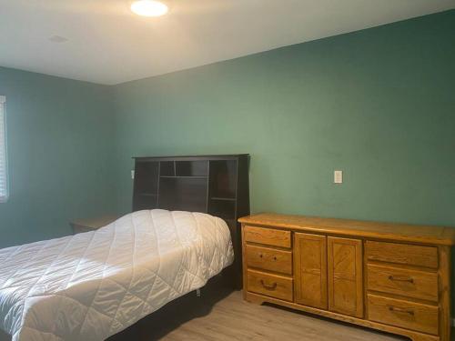 Postel nebo postele na pokoji v ubytování Nicely Secluded Home in a Convenient Location