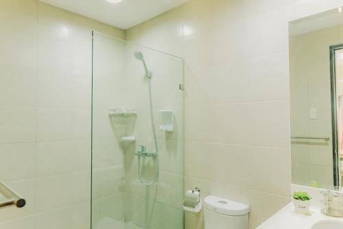 Een badkamer bij Ayala Mall 10mins walk Cebu City Apartment & Pool