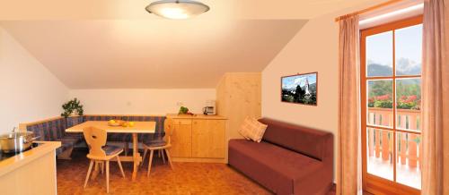 salon z kanapą i stołem w obiekcie Stocknerhof w mieście Bressanone