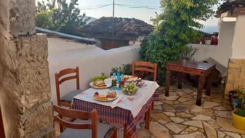 einen Tisch mit Teller mit Speisen auf einer Terrasse in der Unterkunft Guest House Luli in Berat