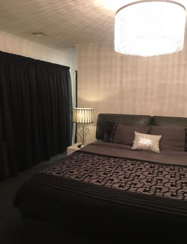 Ένα ή περισσότερα κρεβάτια σε δωμάτιο στο Gungahlin Luxe 5 Bedroom 2 Storey Home with Views Canberra