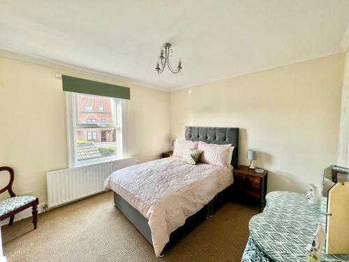 a bedroom with a bed and a window at 10 Langworthgate in Lincoln