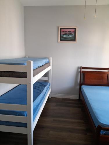 um quarto com dois beliches em Apto Sao Vicente em São Vicente