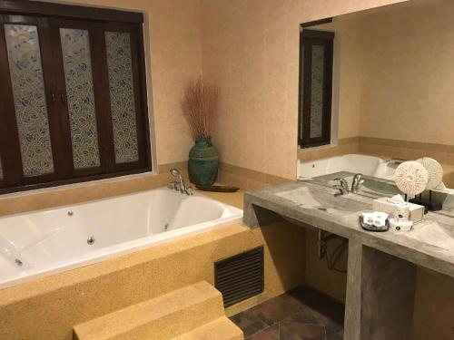 Villa Chaya في خاو لاك: حمام مع حوض استحمام ومغسلة