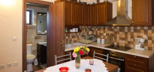 Η κουζίνα ή μικρή κουζίνα στο Fioro Stone House