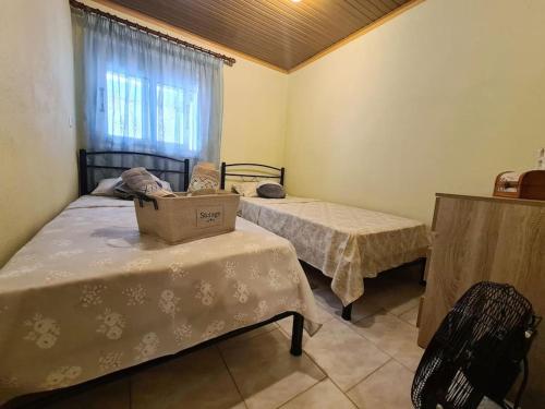 Кровать или кровати в номере Mom's Seaside Home