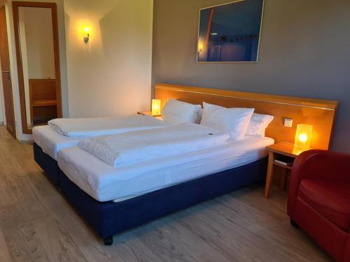 Tempat tidur dalam kamar di Hotel Aquamarin