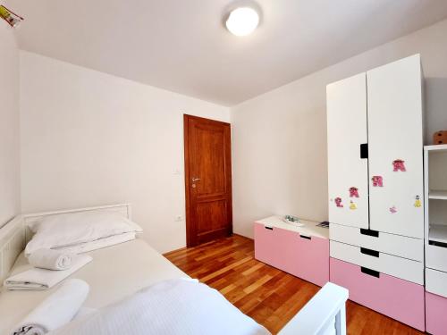 Una cama o camas en una habitación de Apartments Lara 2 - with more affordable parking