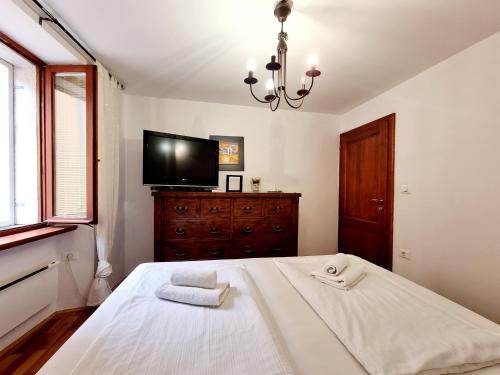 Una cama o camas en una habitación de Apartments Lara 2 - with more affordable parking
