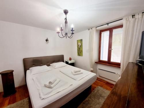Una cama o camas en una habitación de Apartments Lara 2 - with more affordable parking