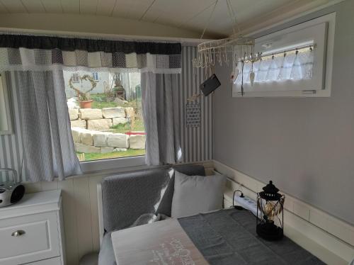 a small bedroom with a bed and a window at Zum Scheunenhof - Scheune in Ichenhausen