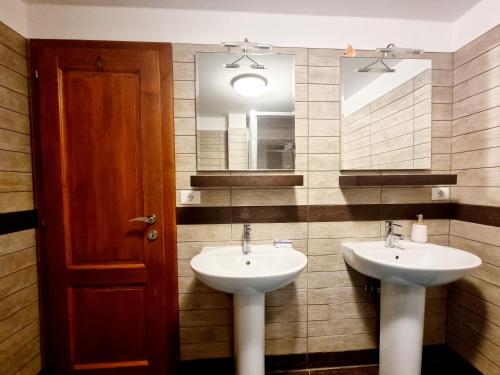Un baño de Apartments Lara 2 - with more affordable parking