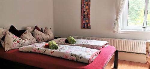 - un lit avec 2 oreillers dans l'établissement Hotel Alpenblick, à Todenbüttel