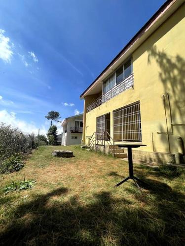 Rustic 3-BR Villa w/ Front & Back Yards in the mountainsにある庭