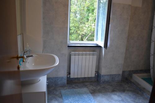 baño con lavabo y ventana en Villa Giovanna Apt A, en Sestri Levante