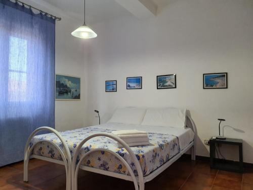 - une chambre avec un lit doté d'un rideau bleu dans l'établissement Stella Maris, à Santa Teresa Gallura