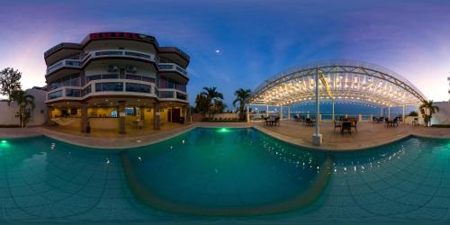 Bazén v ubytování Hotel Paradise Beach nebo v jeho okolí