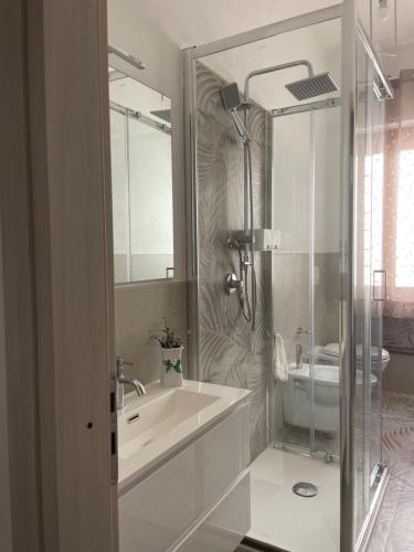 uma casa de banho com uma banheira, um lavatório e um chuveiro em Filippo Accomodation em Tropea