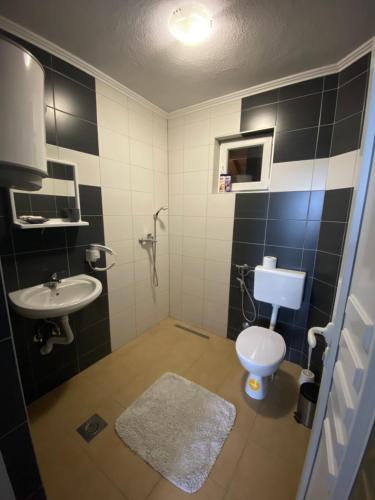House Enio tesisinde bir banyo